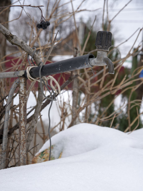 一个被雪覆盖的旧水龙头。图片下载