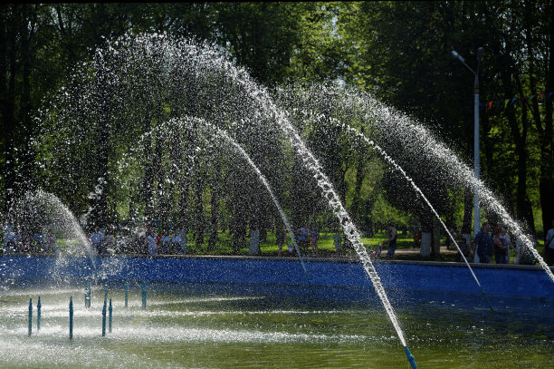 城市公园里的喷泉。图片下载