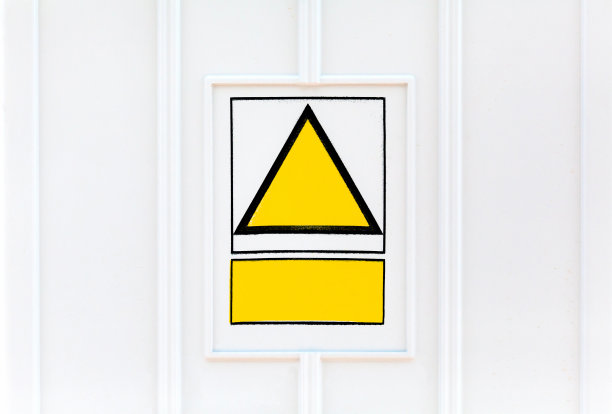 黄色三角形空白的工业警示牌，墙上的金属板，工厂风格的物体，特写，无人。提示三角符号模板，矩形文本占位符图片下载
