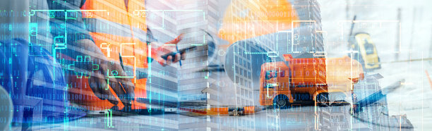 两个同事在办公室的办公桌上讨论数据工作和平板电脑，笔记本电脑和建筑项目图片下载