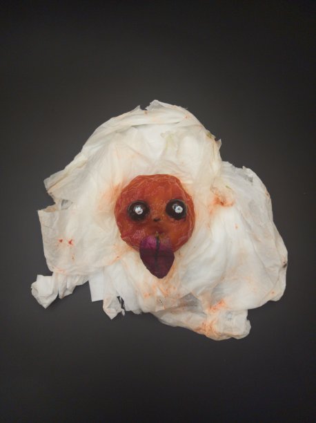 背景上吓人的番茄。图片下载