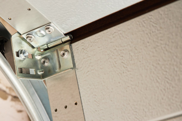 自动车库门机构关闭。打开车库的门。图片下载