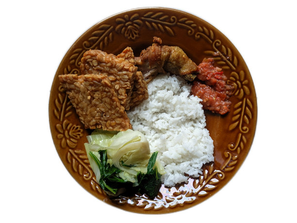 印尼传统菜肴，由炸鸡和辣椒酱、煮白菜和芥末制成图片下载