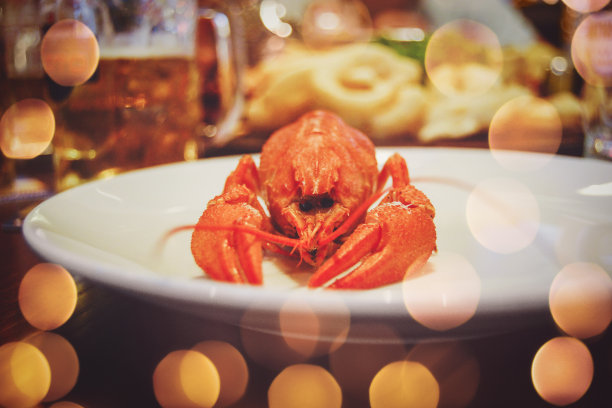 在啤酒餐厅用盘子煮小龙虾图片下载