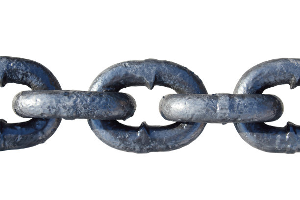 大型厚实的工业黑色金属链。特写镜头。水平正面侧视图。白色背景上的孤立物体。隔离。图片下载