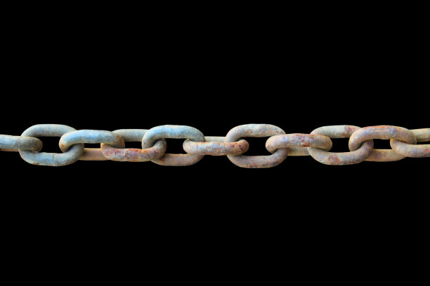 旧金属生锈的链条。特写镜头。孤立在黑色背景上。隔离。图片下载