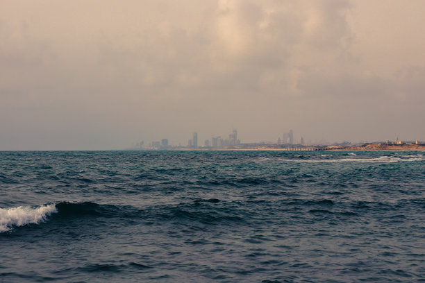 阴天海边的城市景观图片下载