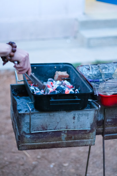 烤前准备好燃烧的木炭图片下载