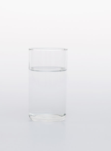 白色背景上的一杯水图片下载