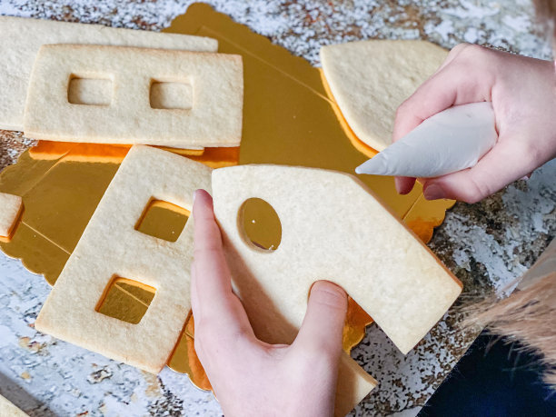 在家里装饰姜饼屋的原料图片下载