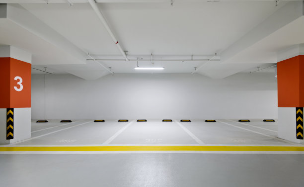 现代建筑里空荡荡的地下停车场图片下载