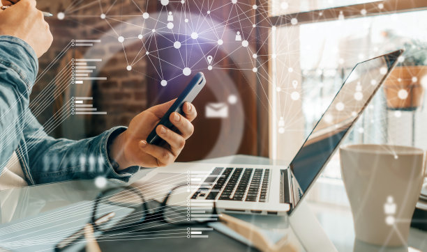 男性手握笔记本电脑。在家远程工作的男人。网络或远程工作的概念。全球商业网络。图片下载