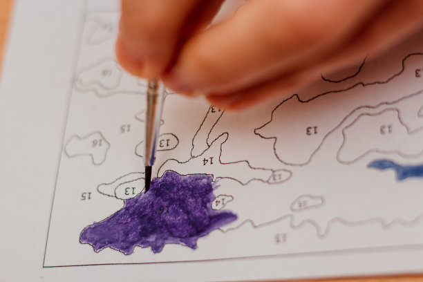 这个人用数字画画。水彩颜料。画刷。关闭计划图片下载