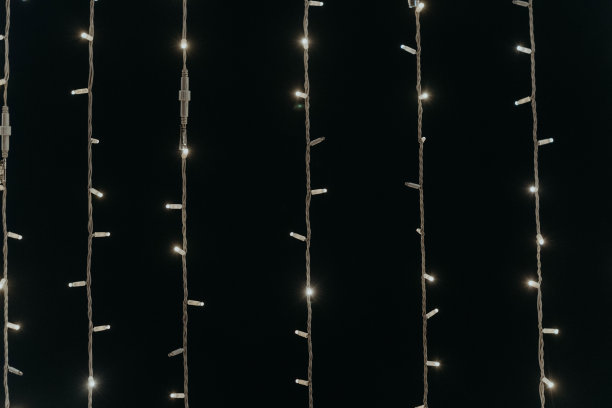 夜空被线照亮的图像，光线线与黑暗的天空背景。图片下载