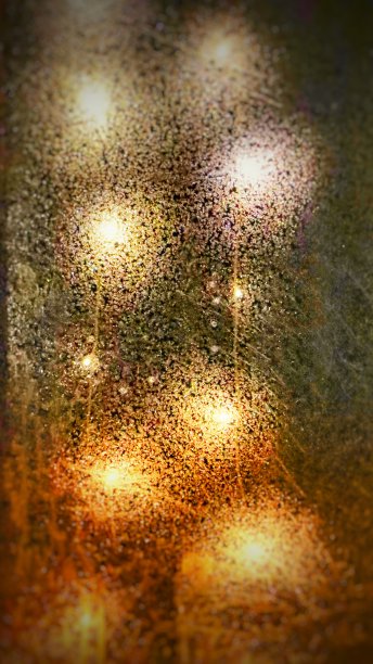 圣诞彩灯透过结冰的玻璃闪烁图片下载