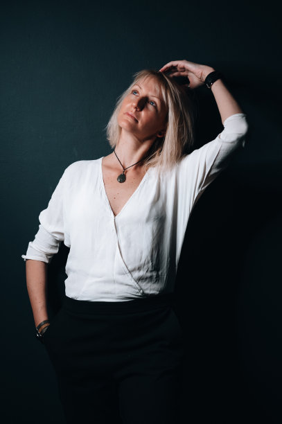 整理她的头发图片下载