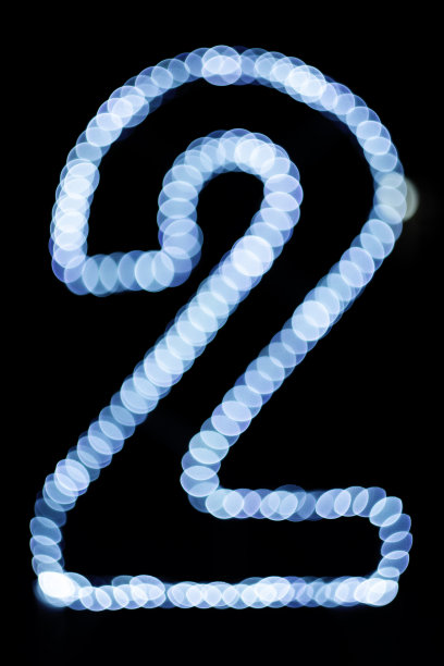 数字是2。散景在黑色背景上。图片下载