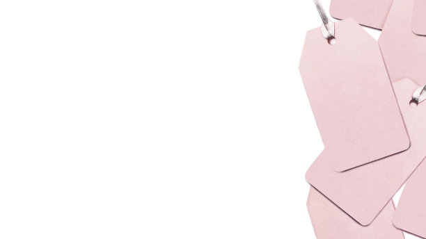 带有迷人的粉红色价格标签的横幅。顶视图白色背景与标签为黑色星期五销售。图片下载