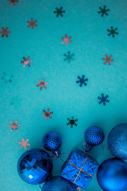 圣诞假期的组成，俯视图蓝蓝海蓝宝石圣诞装饰在一个绿蓝色的背景与文本的拷贝空间。平的。冬天,明信片模板图片下载