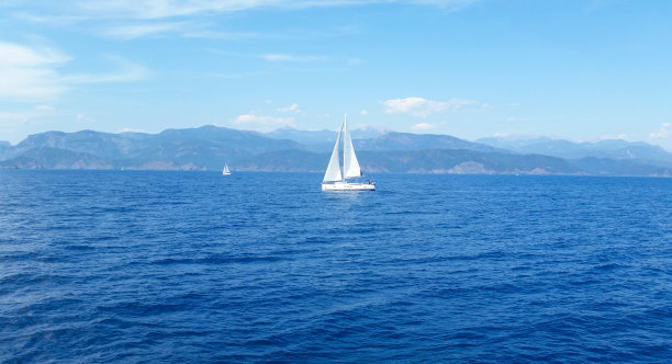帆船在蓝色中航行图片下载