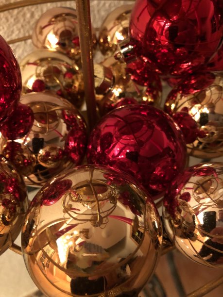 闪亮的球有金色和红色图片下载