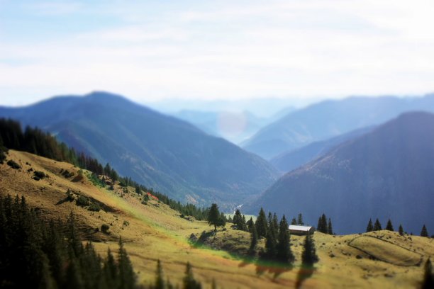 山里的一间小屋图片下载