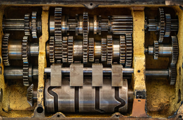 这些是金属车床零件。这是一种带齿轮的钢制机械装置。提供车间内机器的拆卸、维护和维修服务。图片下载