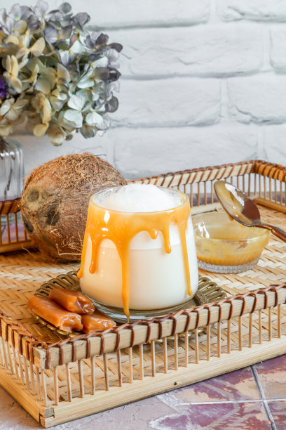 咸焦糖拿铁杯，加奶泡和焦糖滴图片下载