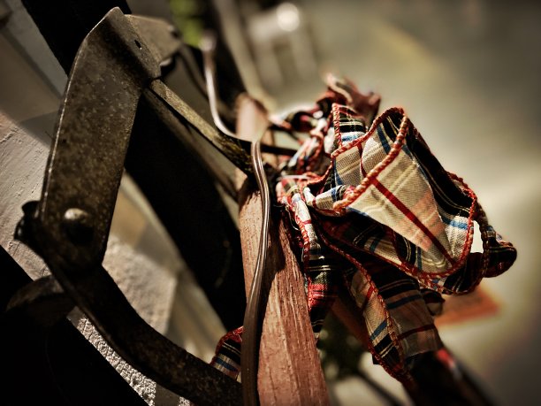 古董雪橇与格纹弓图片下载