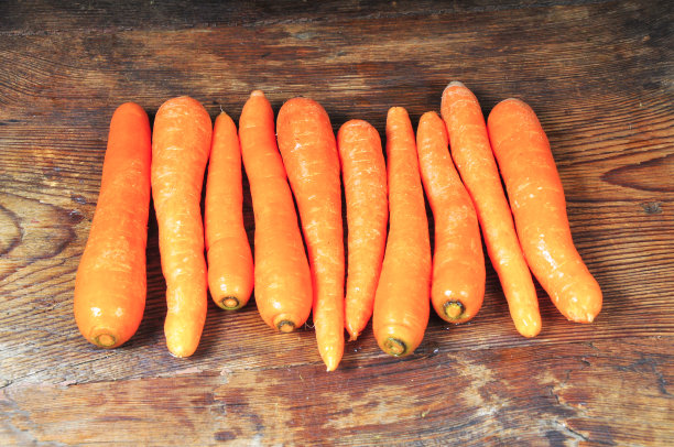 新鲜胡萝卜放在木头上图片下载