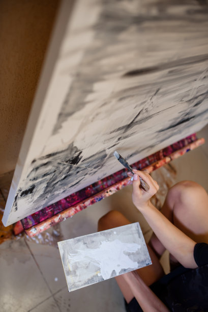 画家手拿画笔，画一幅抽象的画图片下载