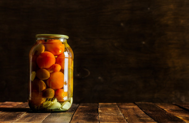 在木制背景上的乡村风格腌渍西红柿图片下载