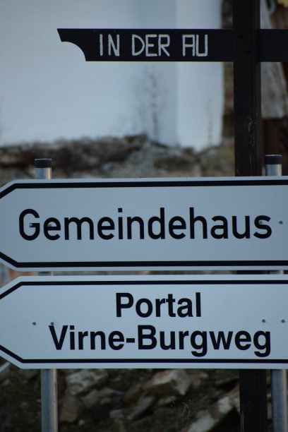 通往市政厅和城堡入口的标志图片下载