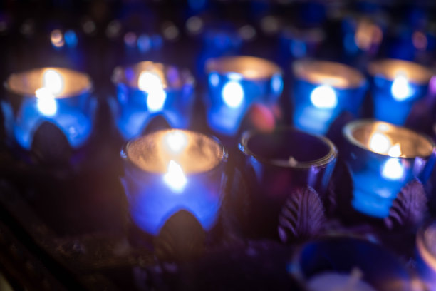 抽象散焦宗教还愿蜡烛背景图片下载