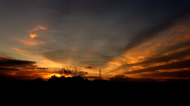美丽的金色黑色天空图片下载