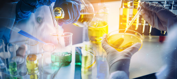 实验设备和科学实验，科学家在实验室用试管进行灌油制黄研究。图片下载