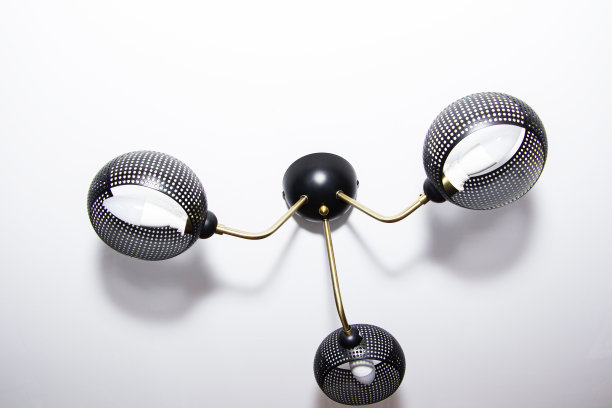 白色天花板上有阴影的吊灯。底部视图。图片下载