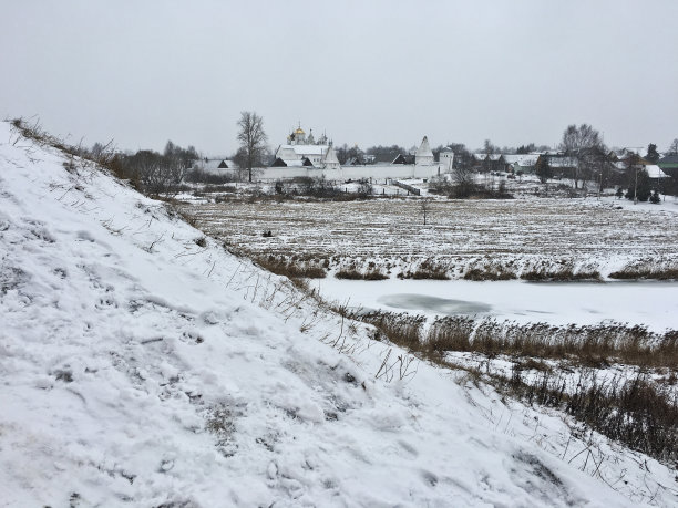 风景照片在苏兹达尔冬季城镇，俄罗斯图片下载