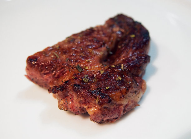 煮熟多汁的肋眼牛排隔离在白色盘子图片下载