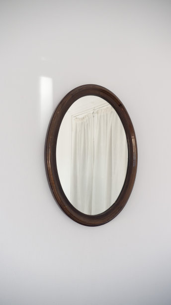白色房间里的椭圆形镜子图片下载
