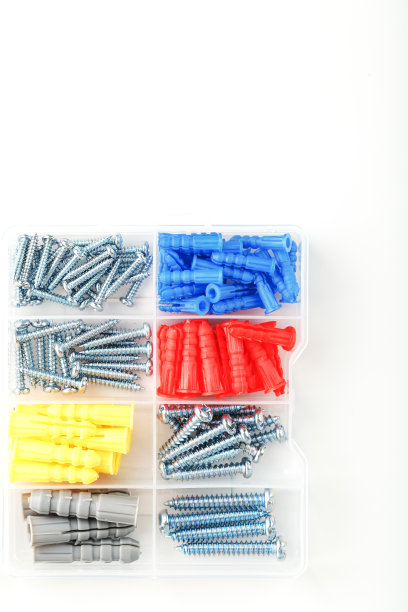 各种尺寸，类型和颜色的螺钉和销钉装在透明的塑料盒里。图片下载