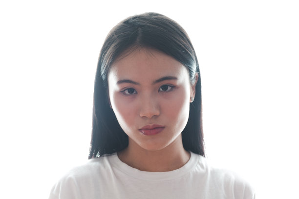 在白色背景上的亚洲妇女的肖像图片下载