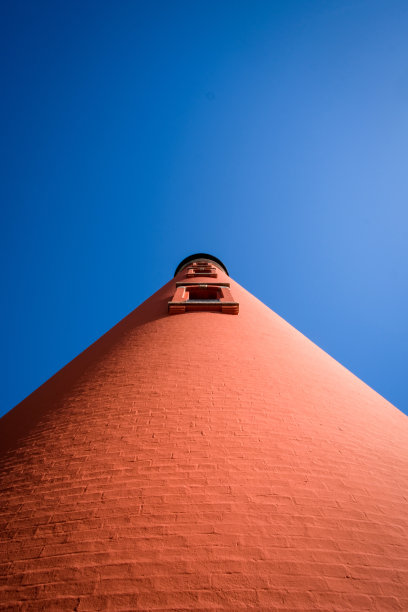 仰望高耸的灯塔，湛蓝的天空和复印的负空间图片下载