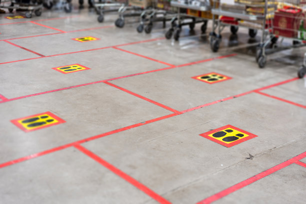 贴在地板上相同距离的贴纸，帮助引导在超市里争吵所需的社交距离图片下载