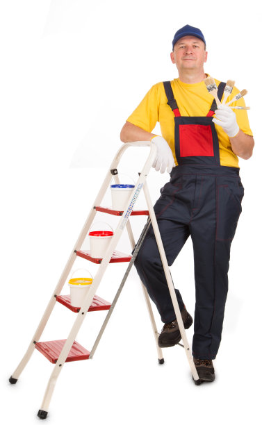 工人靠在一个活梯上，展示了一套画笔。图片下载