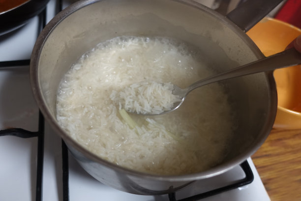 将印度香米放入锅中，在沸水中煮熟图片下载