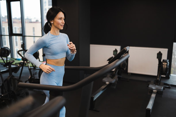 漂亮的白人女人在跑步机上锻炼图片下载