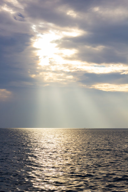 日落海滩剪影自由度假风格，水天空和人。图片下载