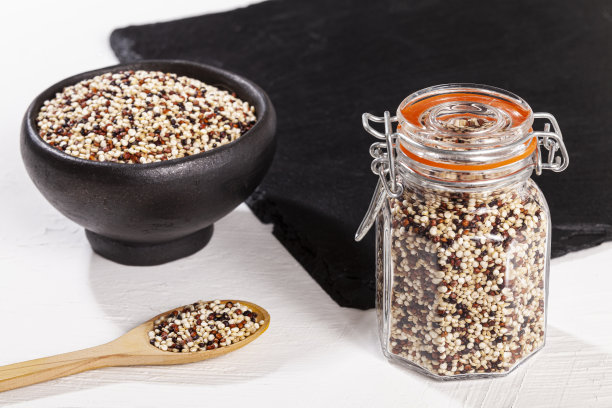 藜麦-照片真正的藜麦种子混合:白色，红色和黑色藜麦图片下载