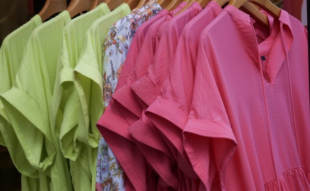 商店里五颜六色的女装图片下载